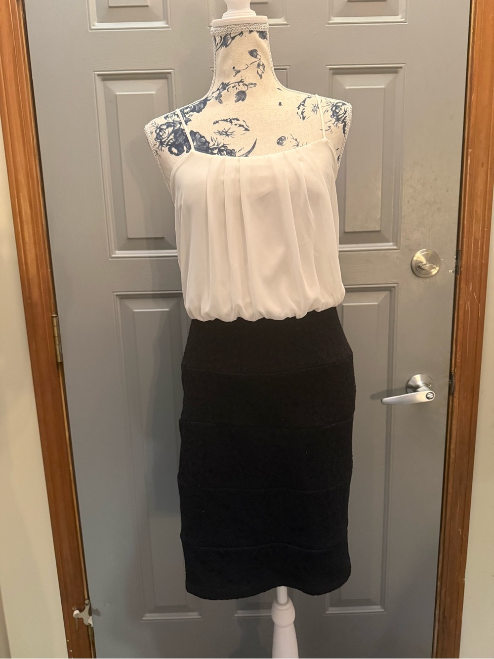 Classic Black lace/white Pencil Skirt - Women's Office & Evening Wear (4)